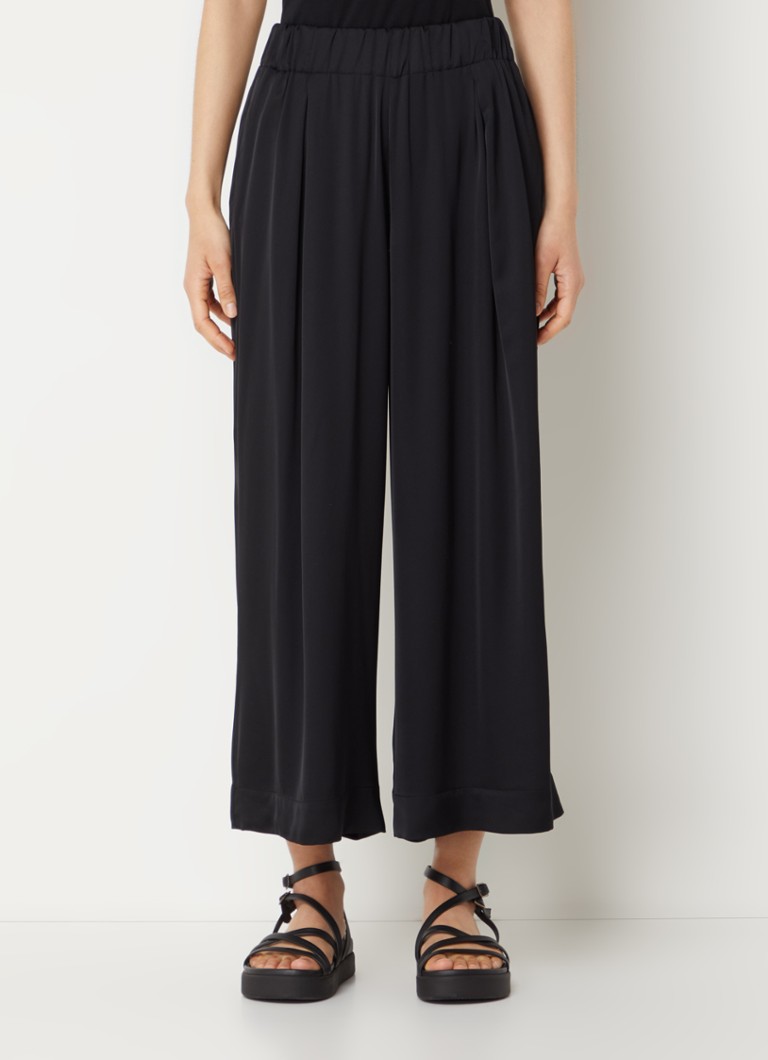 Pantaloni scurți Sessùn Isla din satin, cu talie medie și croi larg.