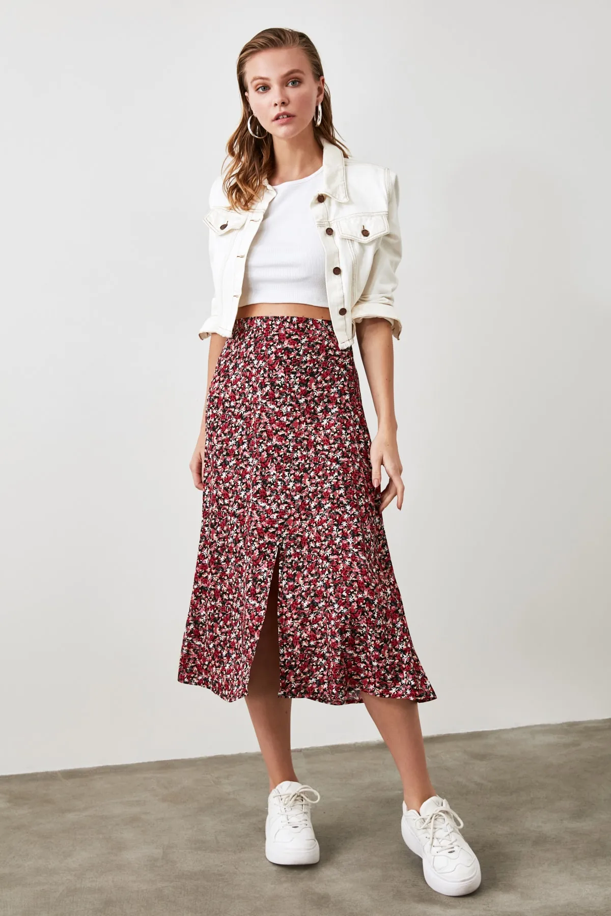 Trendyol Collection  Mehrfarbiger Midirock aus Viskosestoff mit Schlitzdetail und Blumenmuster TWOSS20ET0230