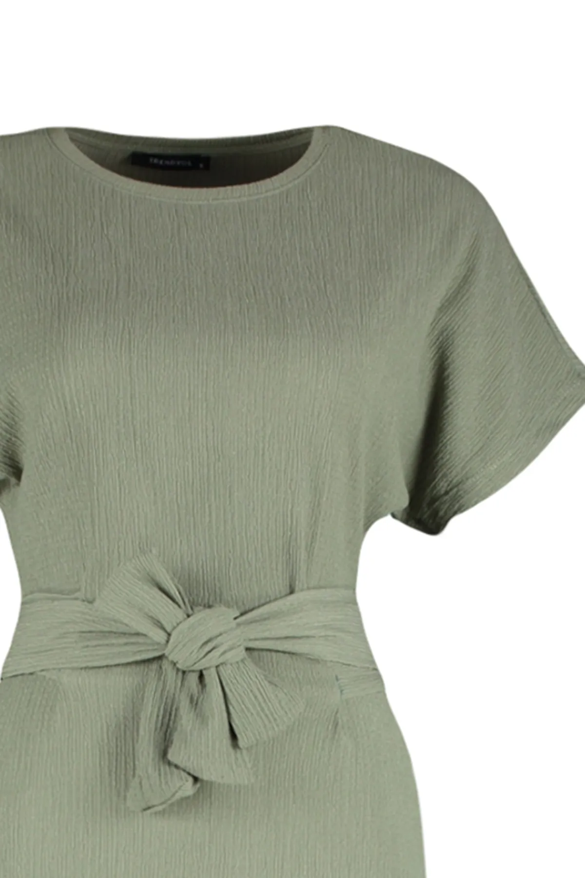 Trendyol Collection  Khakifarbenes Wickel-/strukturiertes Midi-Strickkleid mit Rundhalsausschnitt, Gürtel TWOSS23EL00709