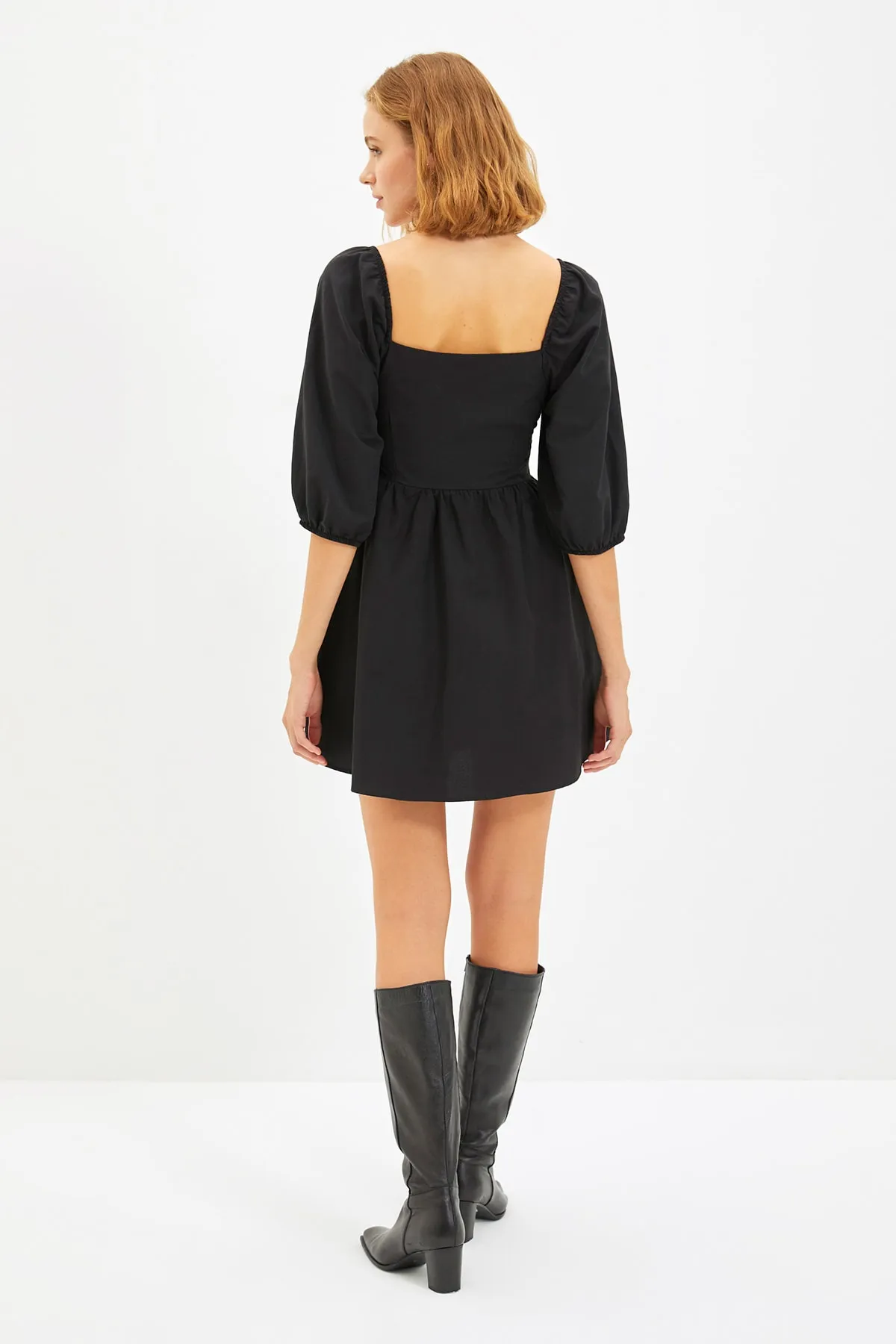 Trendyol Collection  Schwarzes Webkleid mit Mini-Taille und Ballonärmeln TWOAW22EL0210