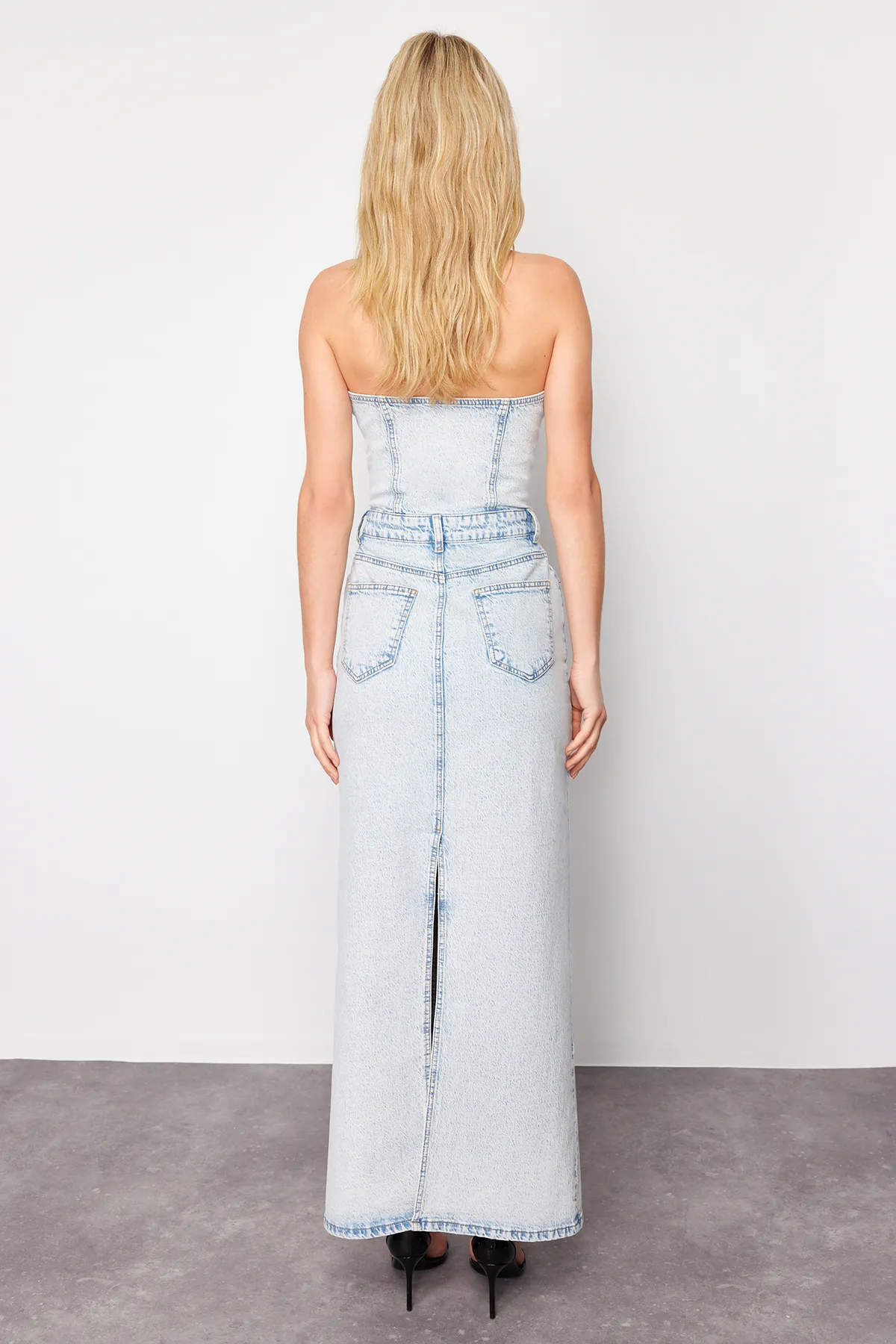 Trendyol Collection  Hellblaues, trägerloses Maxi-Jeanskleid mit Schlitz TWOSS24EL00141