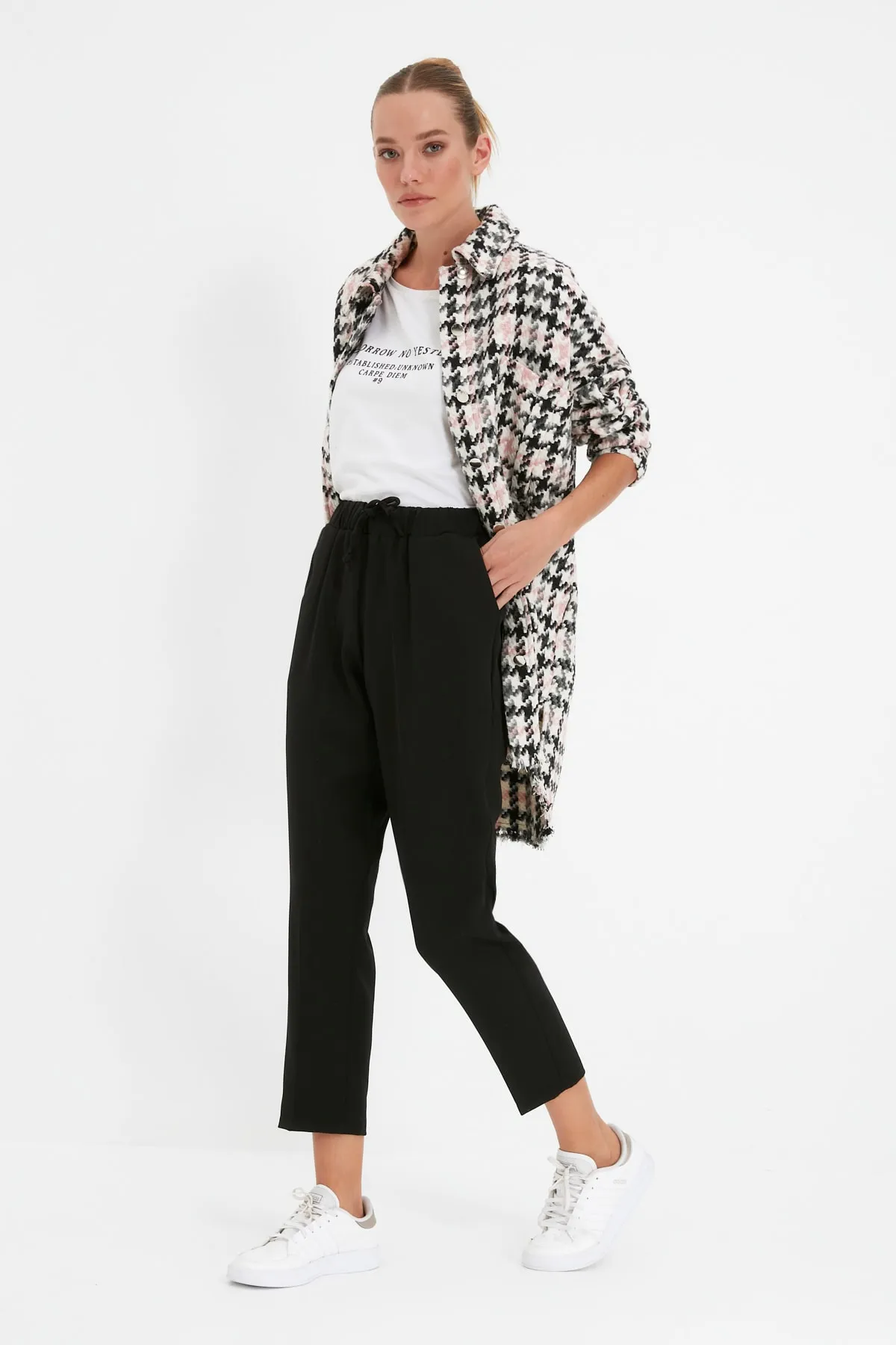 Trendyol Collection  Schwarze, detaillierte Jogger-Webhose mit Krawatte TWOSS19ST0212