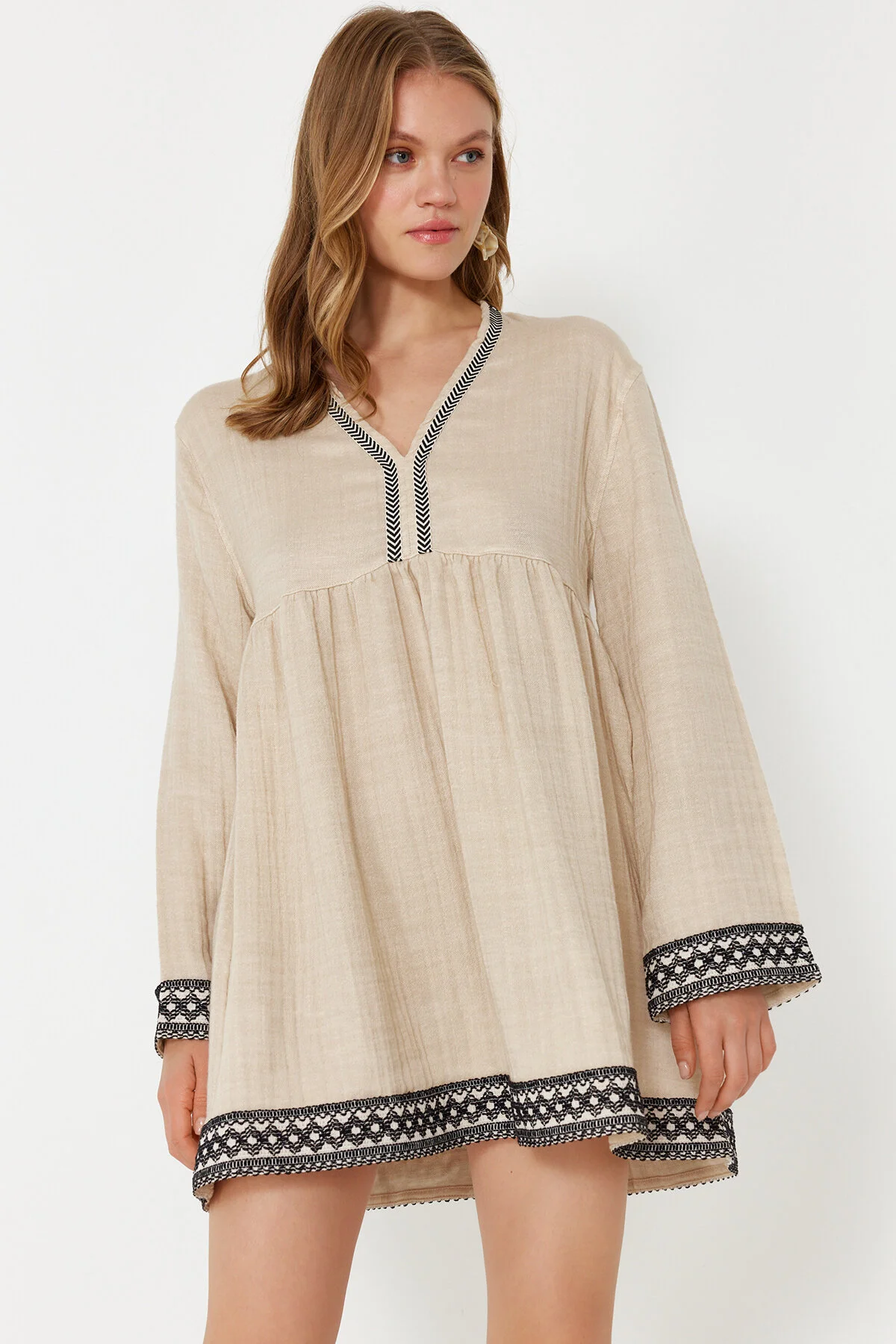 Trendyol Collection  Beiges, weit geschnittenes Mini-Strandkleid aus Musselin mit gewebten Streifen und Zubehör TBESS24EL00117