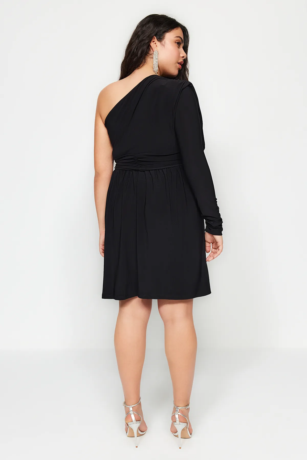 Trendyol Curve  Schwarzes, einärmliges langes Strickkleid mit Taillenöffnung TBBSS23AH00258