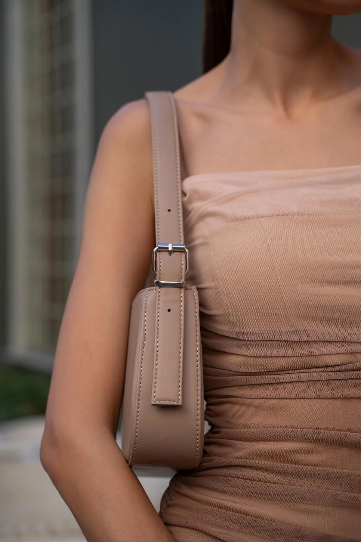 Madamra  Nerzfarbene Damen-Baguette-Tasche mit Gürtelriemen