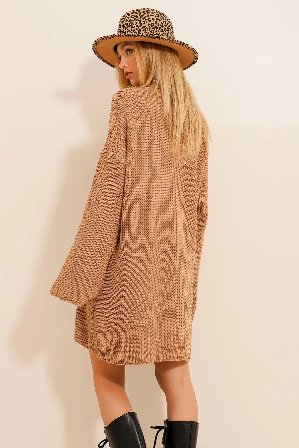 Trend Alaçatı Stili  Damen-Strickkleid „Thessaloniki“ mit Rundhalsausschnitt in Camel ALC-X11102