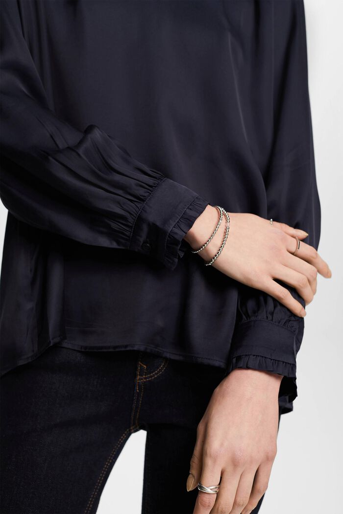 Satinbluse mit Rüschenkanten