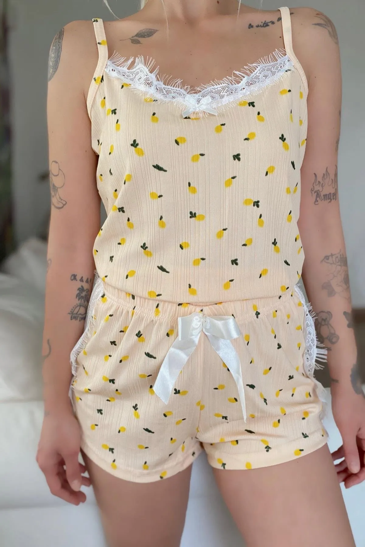 Pijamaevi  Gelbes, zitroniges Pyjama-Set aus Strick mit Pegasus-Spitze und Shorts mit Kordelriemen