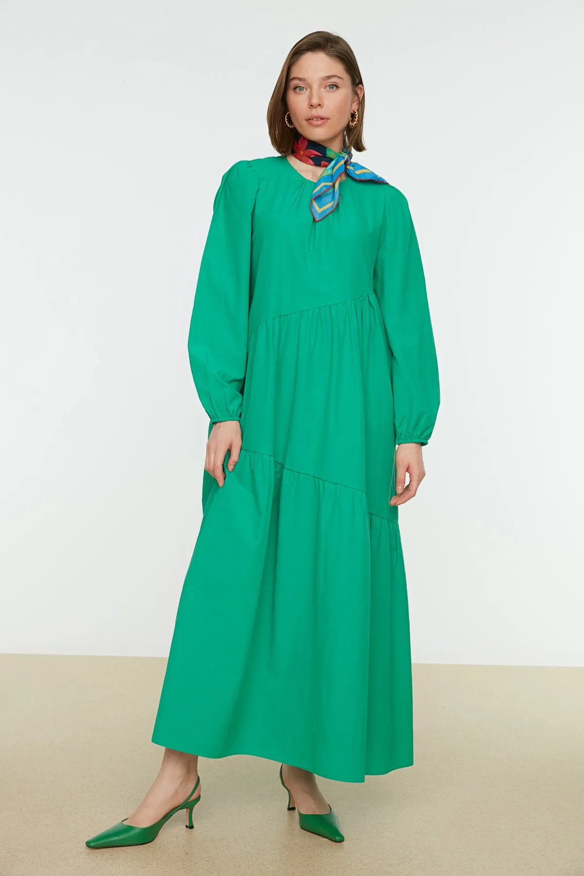 Trendyol Modest  Grünes, gewebtes Baumwollkleid mit weitem Schnitt und Raffung TCTSS21EL3470
