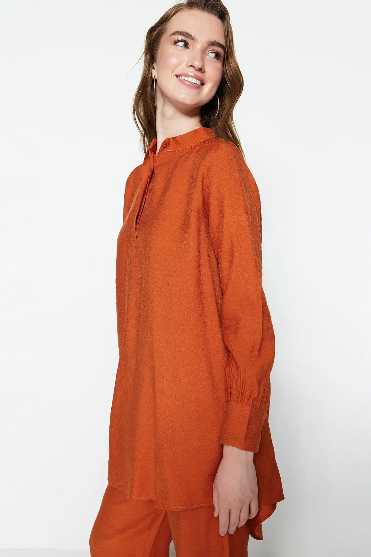 Trendyol Modest  Zimtfarbenes, halb verdecktes Tunika-Hosen-Set mit Schulterdetail und Knopfleiste, gewebt TCTSS22US0098