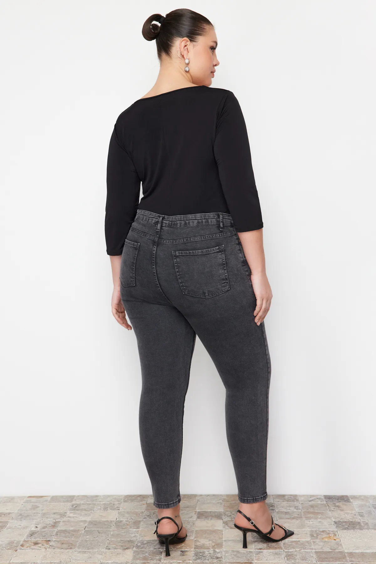 Trendyol Curve  Graue, dehnbare Skinny-Jeans mit hoher Taille TBBSS22JE00007
