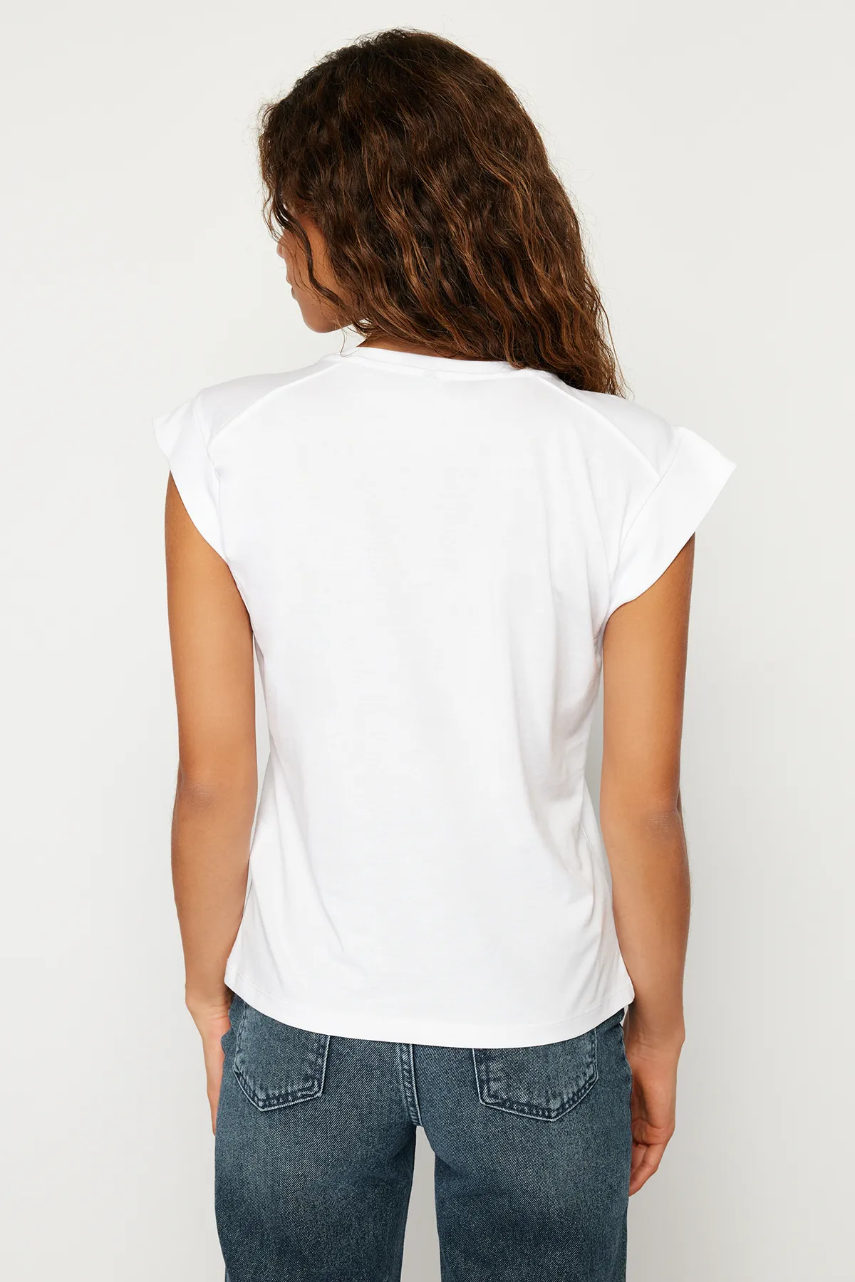Trendyol Collection  Weißes, geripptes, detailliertes Basic-Strick-T-Shirt mit Mondärmeln TWOSS24TS00008