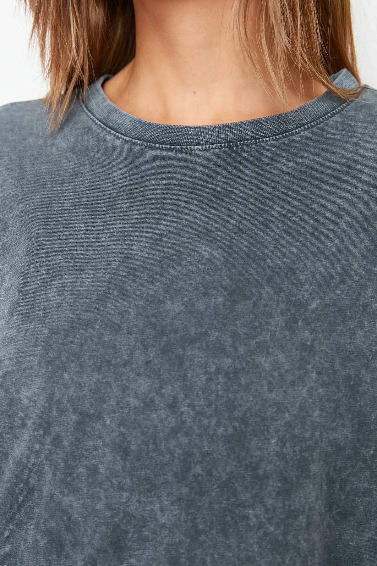 Trendyol Collection  Anthrazitfarbenes Boyfriend-Strick-T-Shirt aus 100 % Baumwolle mit verblasstem Effekt auf der Rückseite und Rundhalsausschnitt TWOSS23TS00109