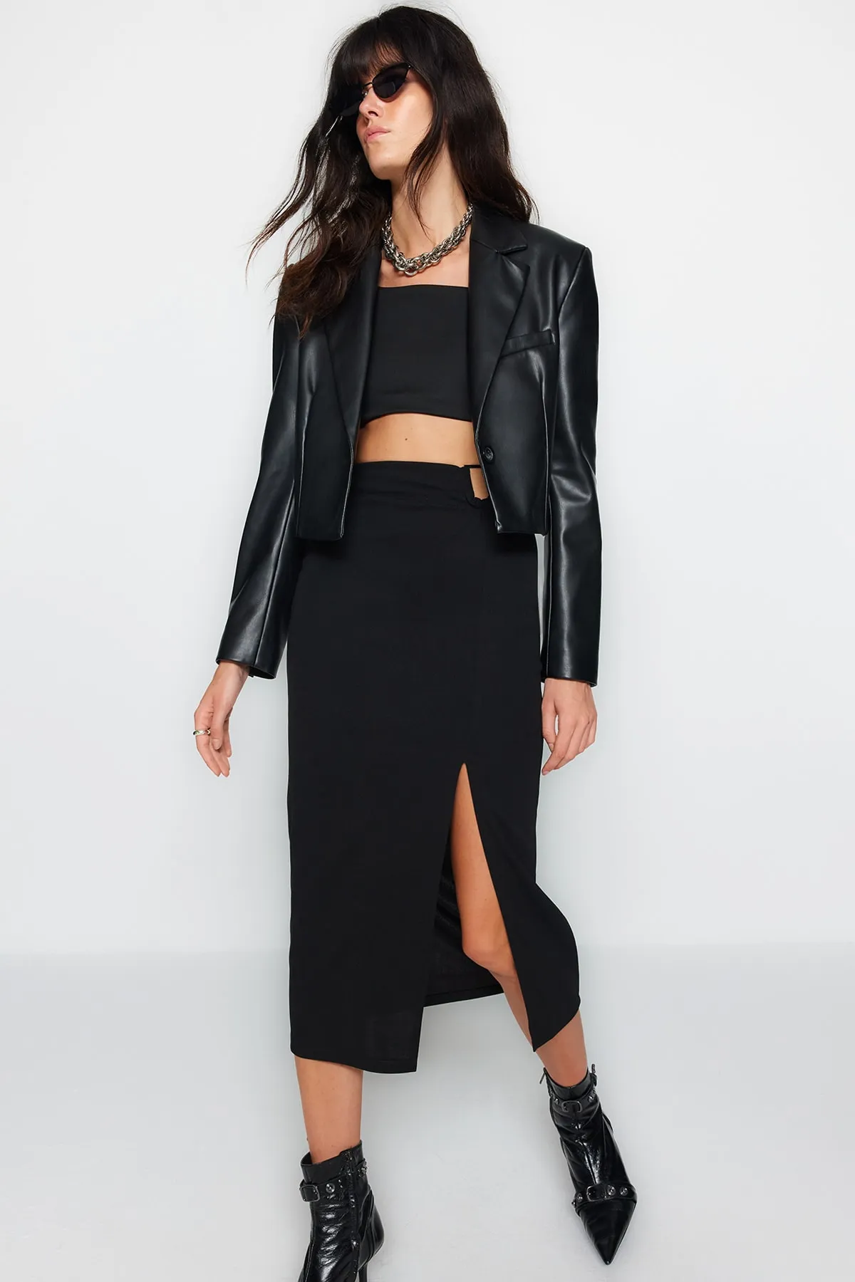 Trendyol Collection  Schwarzer Crêpe-Maxirock mit hoher Taille und Stretch-Strick, Schnalle, Schlitzdetail TWOAW24ET00054
