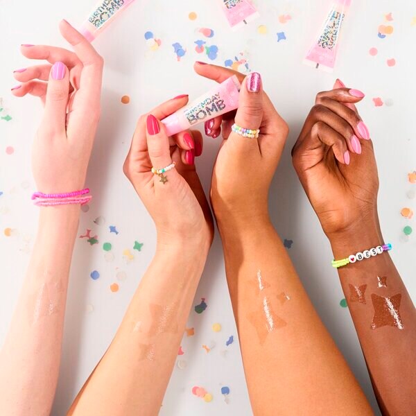 Essence Birthday Bomb 01 Cake My Day Shiny szájfény 10ml