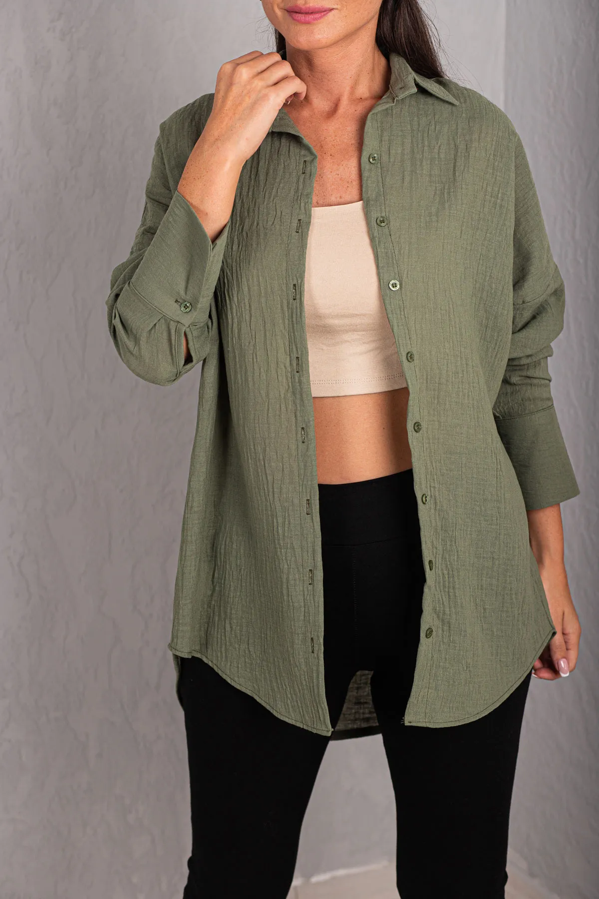 armonika  Khakifarbenes, übergroßes, strukturiertes Leinen-Look-Hemd mit breiten Manschetten für Damen, Arm-24k001001