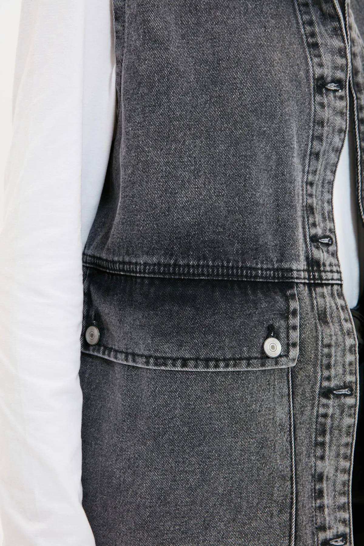 Trendyol Collection  Anthrazitfarbene Jeansjacke mit Hemdkragen und Taschendetail aus 100 % Baumwolle TCTAW22CK0006