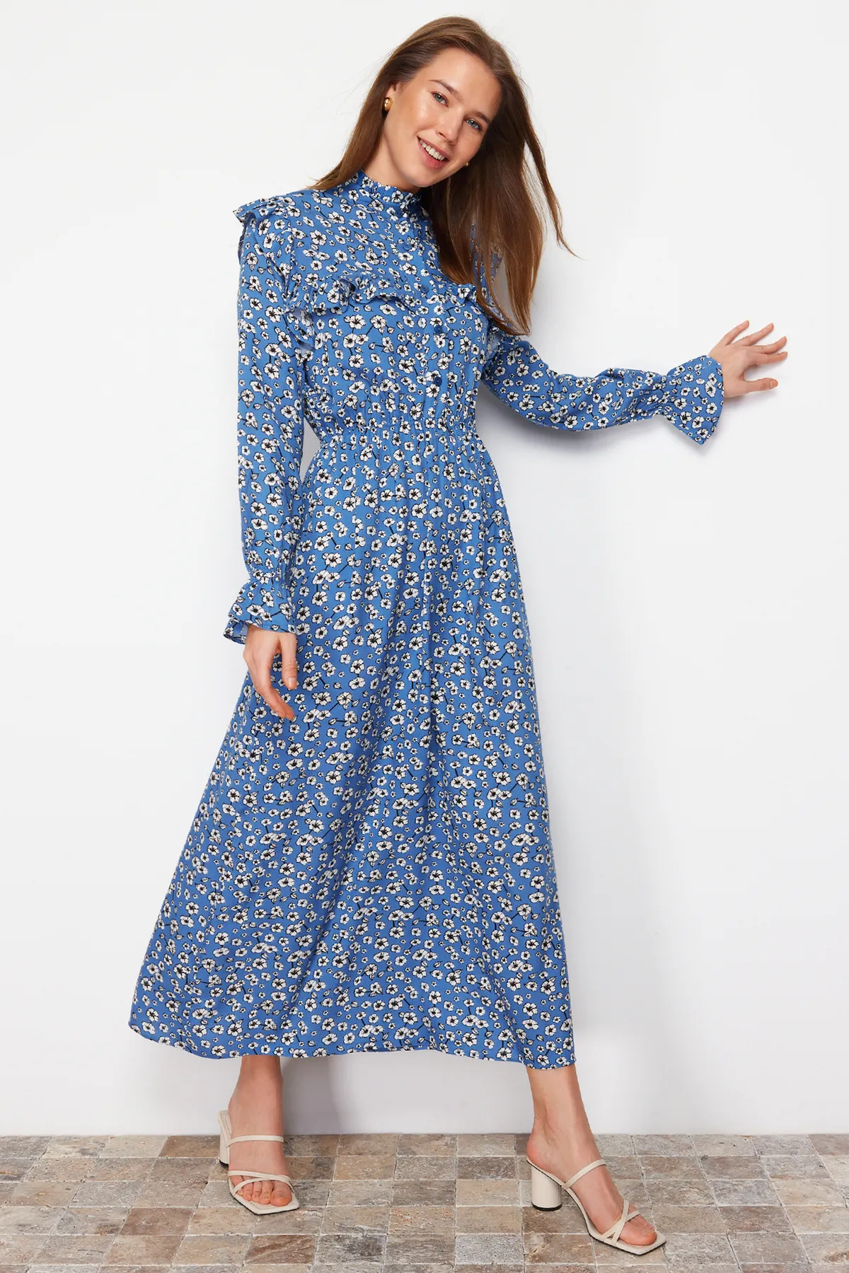 Trendyol Modest  Blaues gemustertes gewebtes Kleid mit Stehkragen und Rüschendetail TCTSS21EL3446