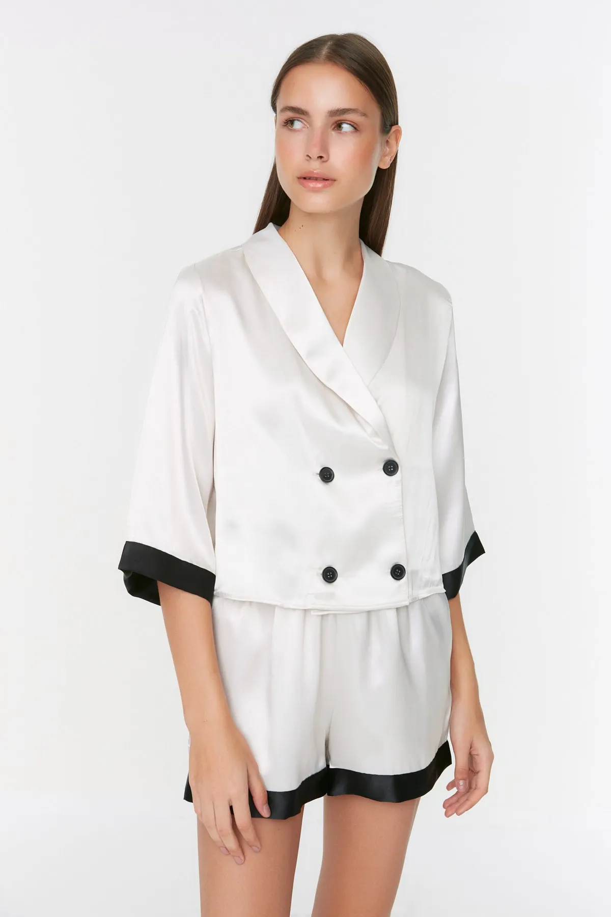Trendyol Collection  Ecru gestreiftes Satin-Hemd-Shorts-Web-Pyjama-Set THMSS22PT0627