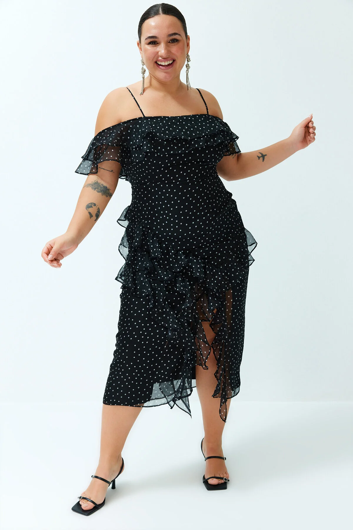 Trendyol Curve  Schwarzes gepunktetes Maxi-Gewebekleid TBBSS24AH00018