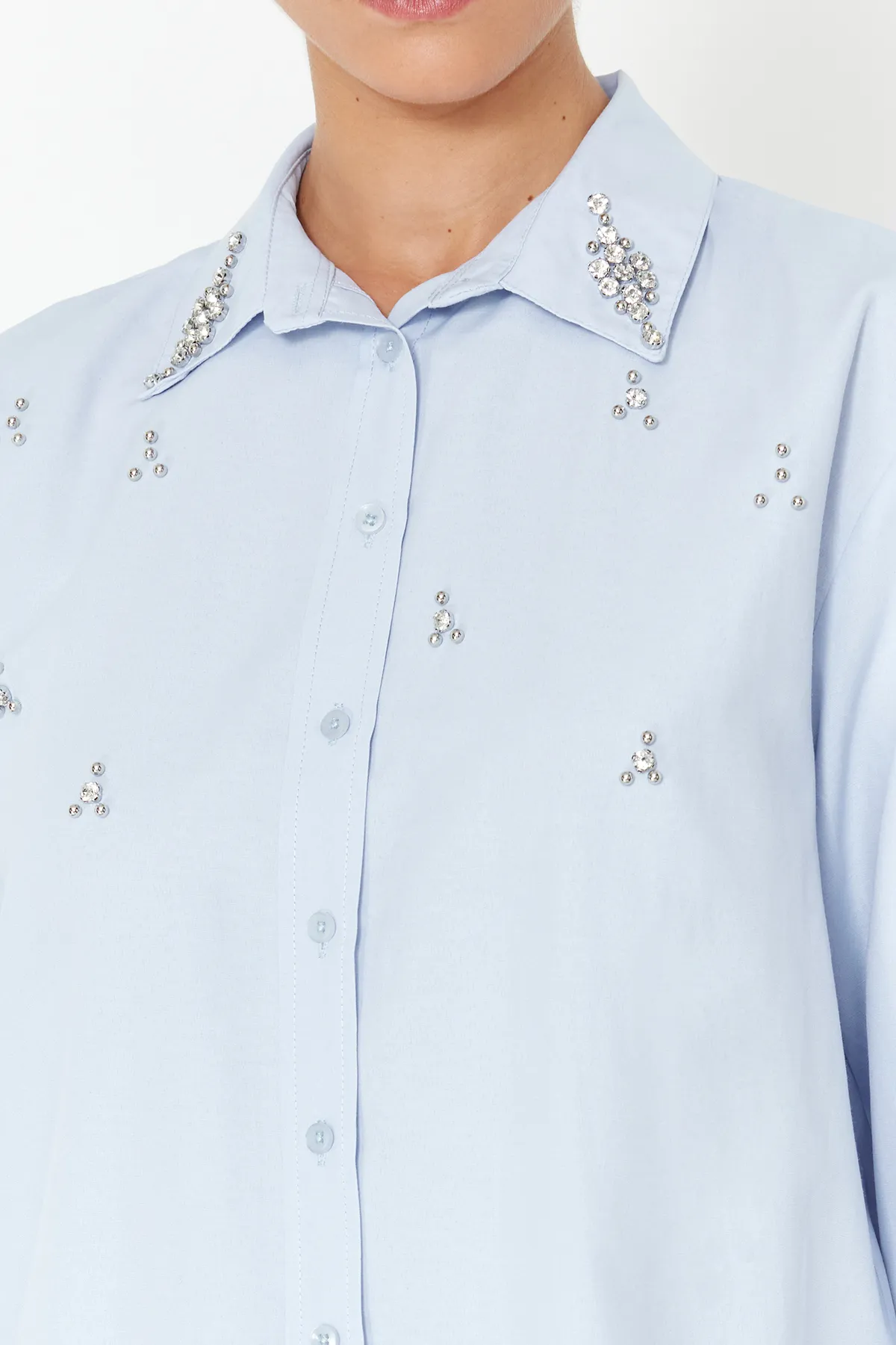 Trendyol Collection  Hellblaues gewebtes Hemd mit Steindetail - Regular Fit TWOSS24GO00069