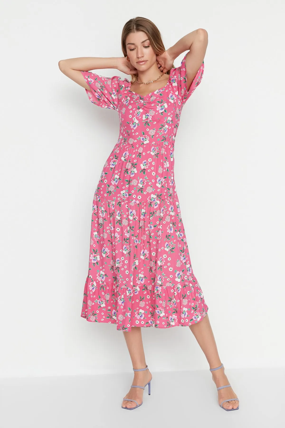 Trendyol Collection  Rosafarbenes, gewebtes Midikleid in A-Linie mit Ballonärmeln und Blumendruck TWOSS20EL2323