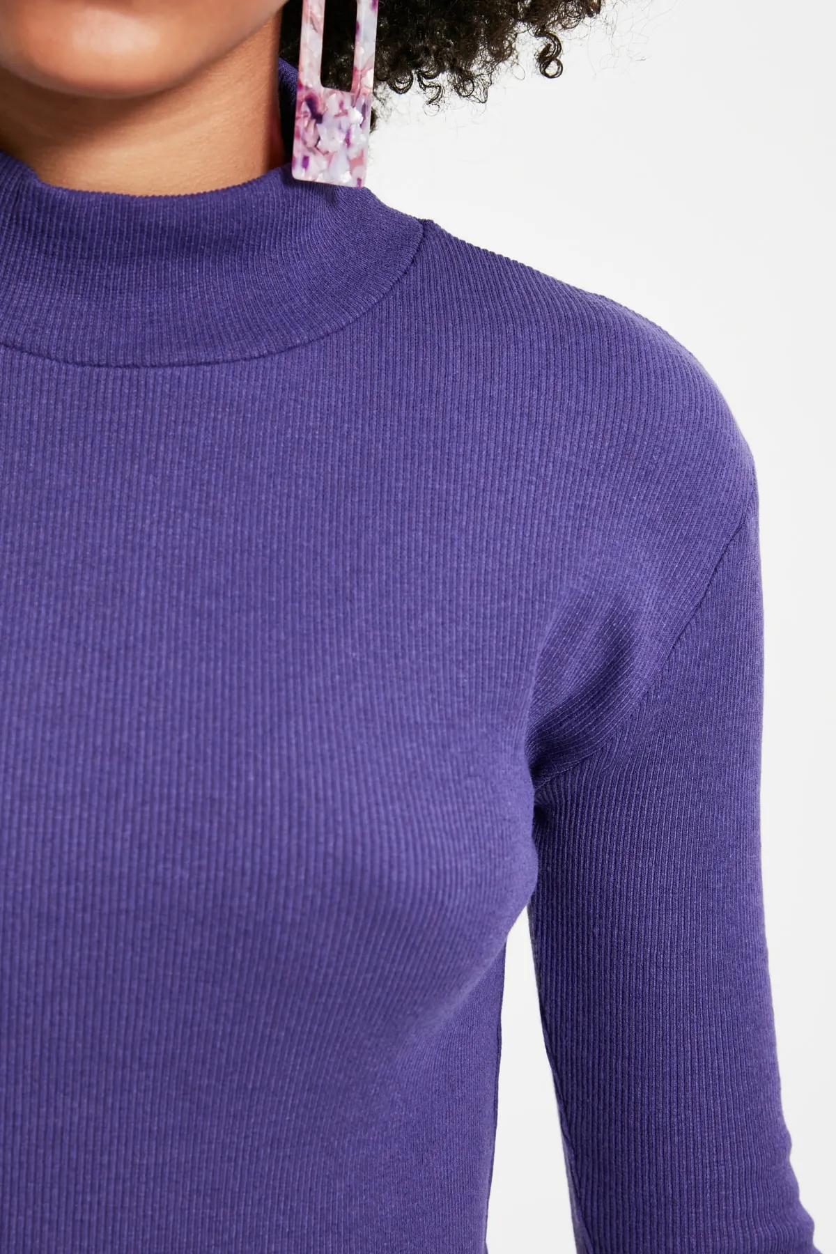 Trendyol Collection  Lila, taillierte, hochgeschlossene, langärmlige, gerippte, dehnbare Strickbluse TWOAW21BZ0423