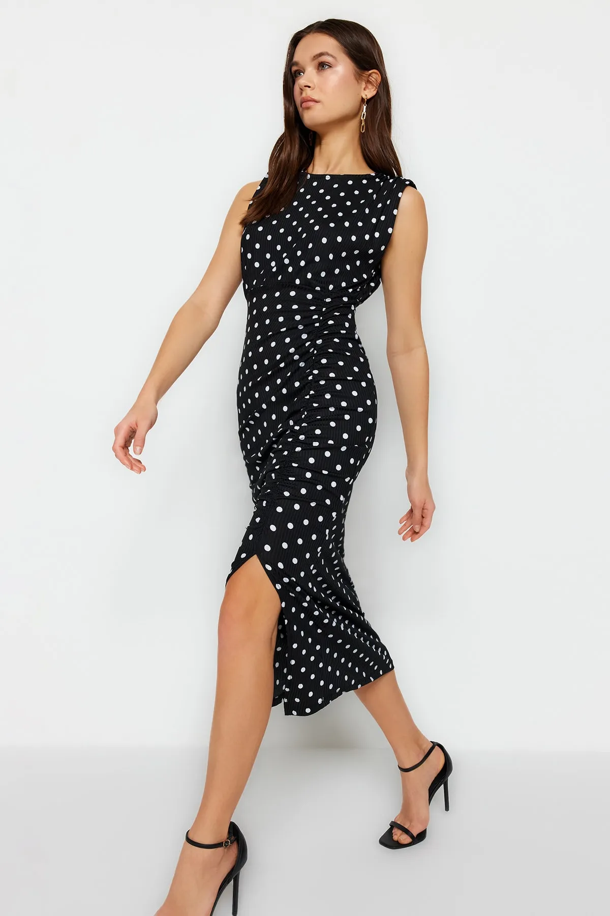 Trendyol Collection  Schwarzes, gepunktetes, tiefes Schlitzdetail am Rücken und flexiblem Strick-Bleistiftkleid TWOSS23EL02326