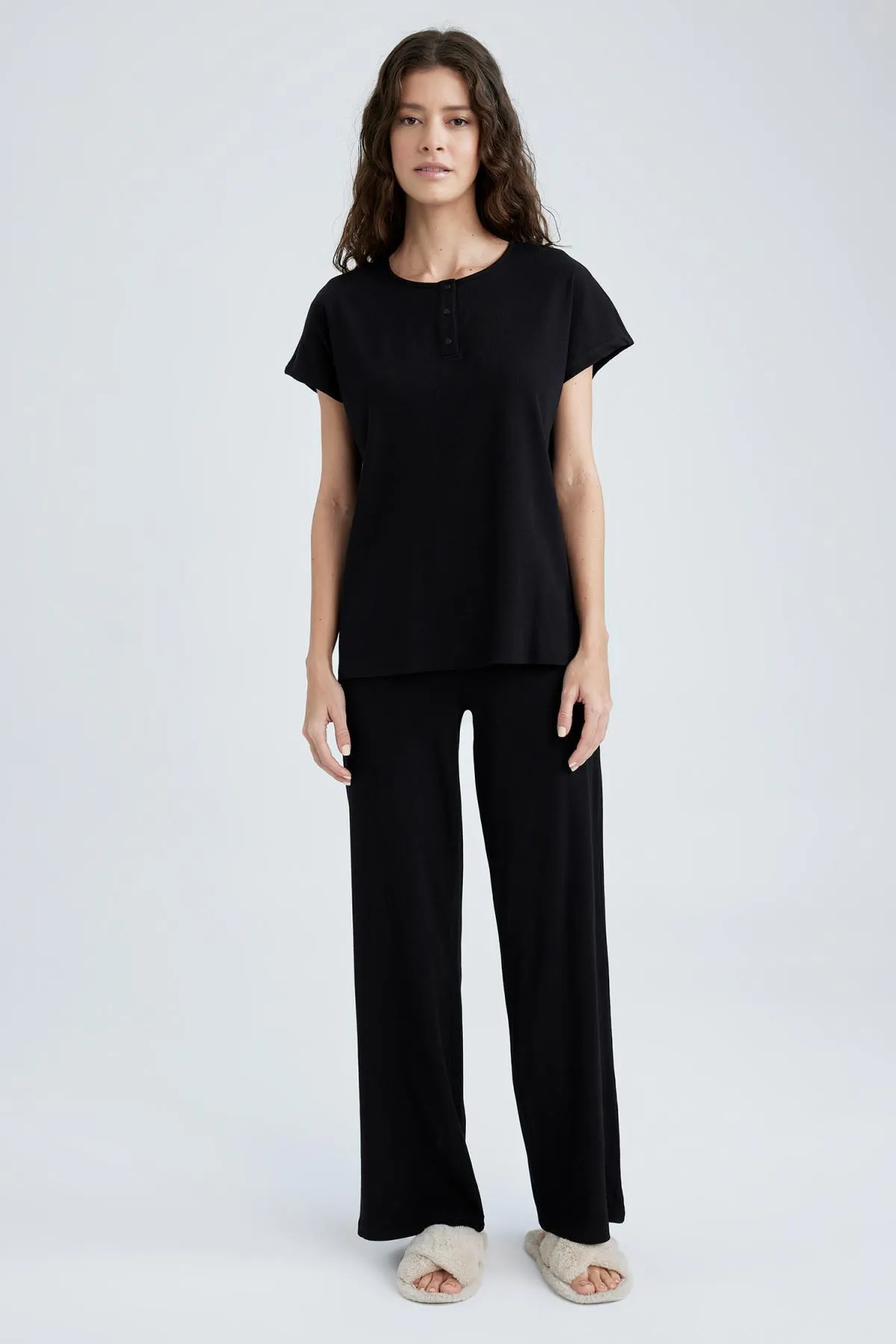 DeFacto  Fall In Love Basic-Pyjama-Oberteil mit normaler Passform und Rundhalsausschnitt Z5331az23sp