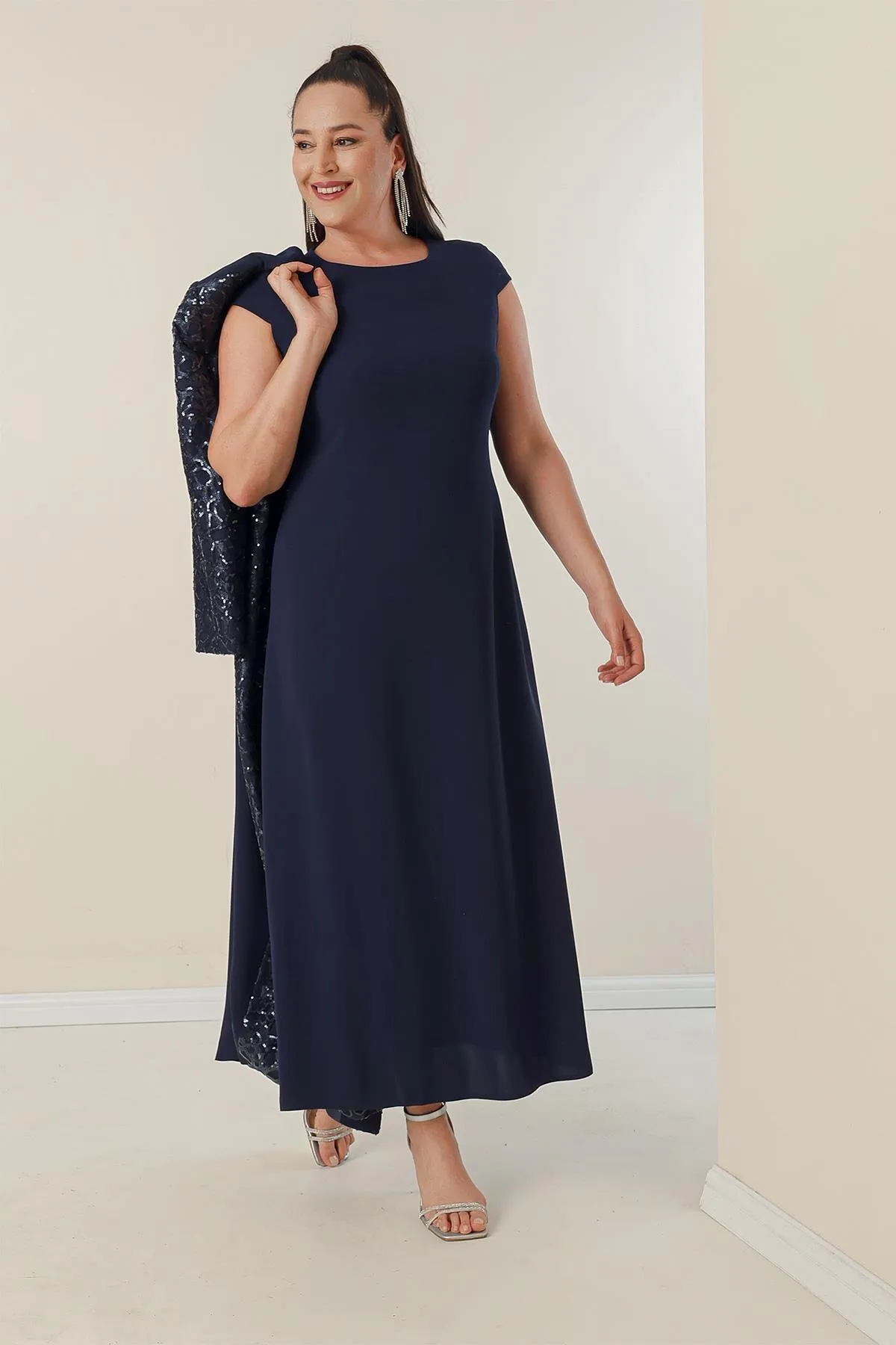 By Saygı  Langes Kreppkleid mit Halbmondärmeln und paillettenbesetztem Kaftan-Futter an den Ärmeln und vorne, 2-teiliges Set in Übergröße