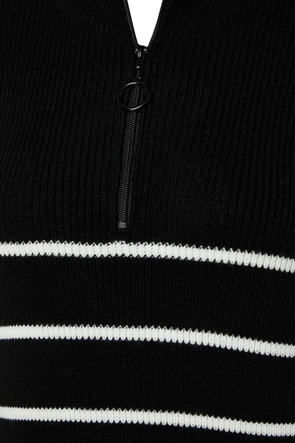 Trendyol Modest  Schwarzes Strickkleid mit Streifen und Reißverschluss TCTAW24EB00019