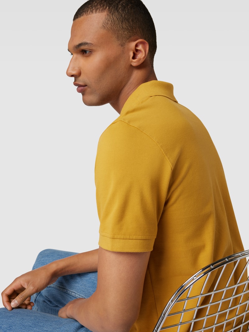 Poloshirt mit Label-Stitching in senfgelb