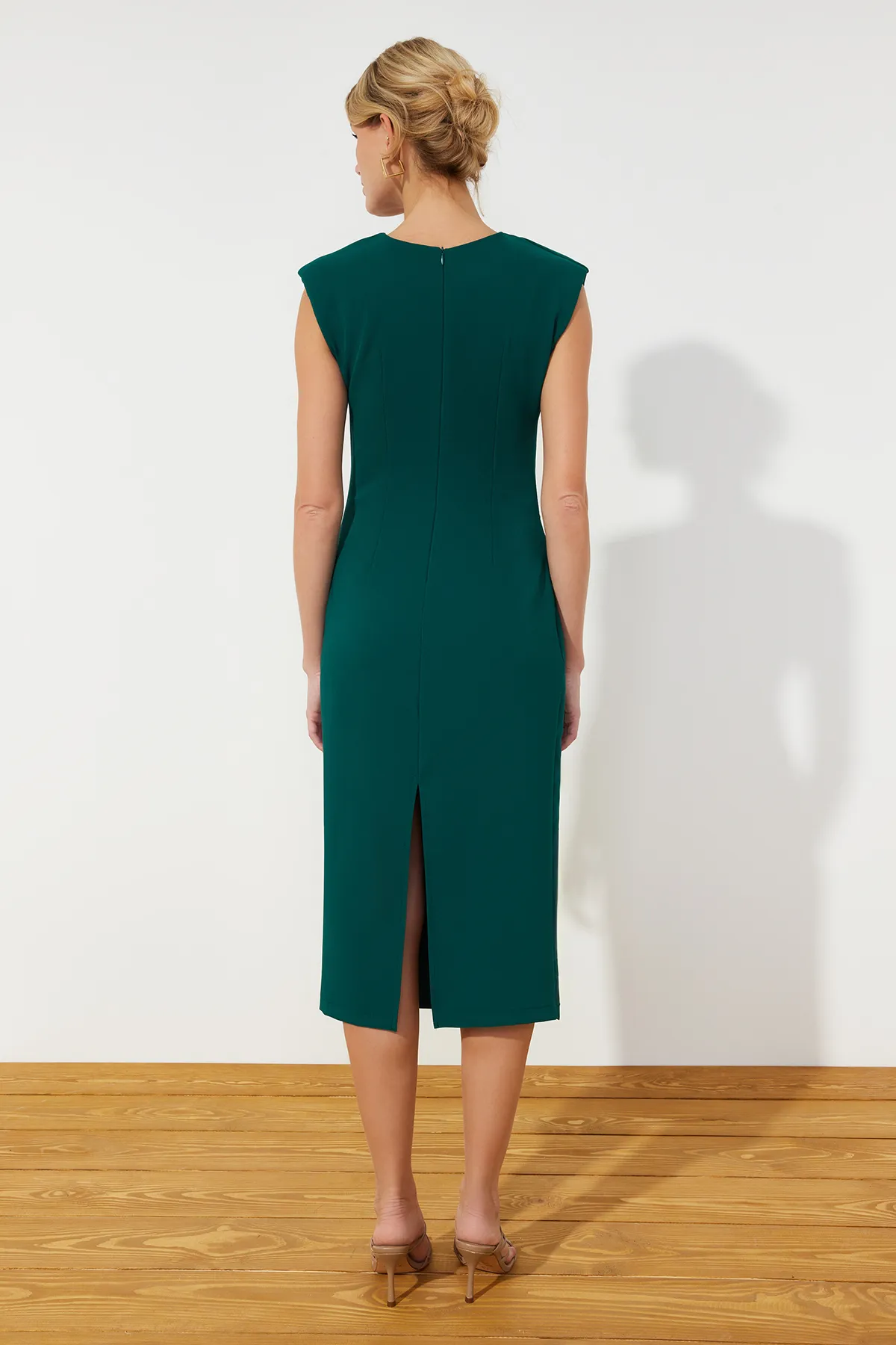 Trendyol Collection  Grünes, tailliertes, gewebtes Midikleid TWOSS24EL00214