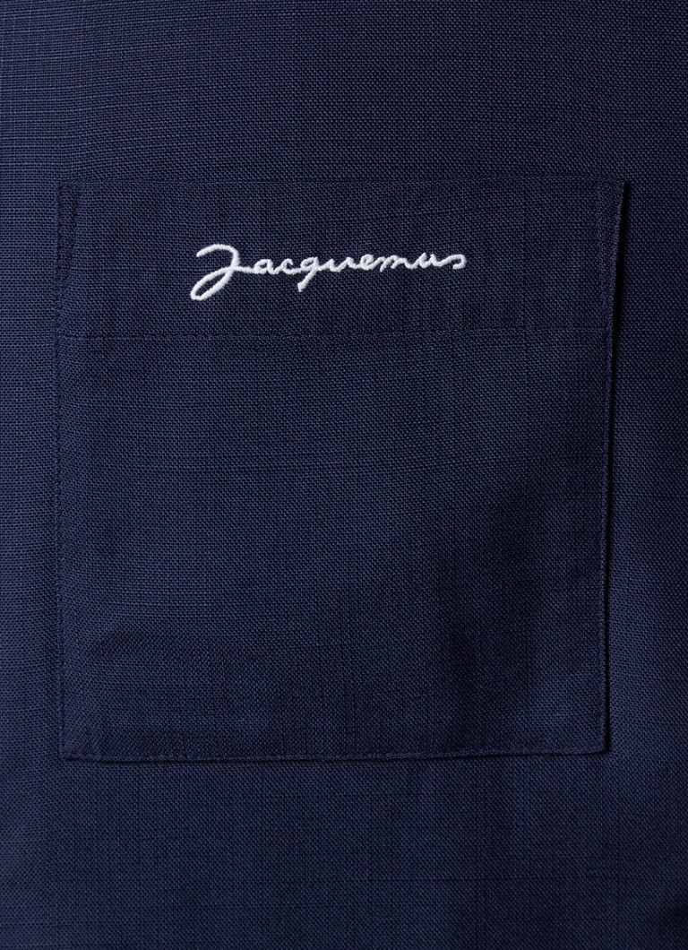 Sobretudo Jacquemus Boulanger com bolso no peito e bordado do logotipo.