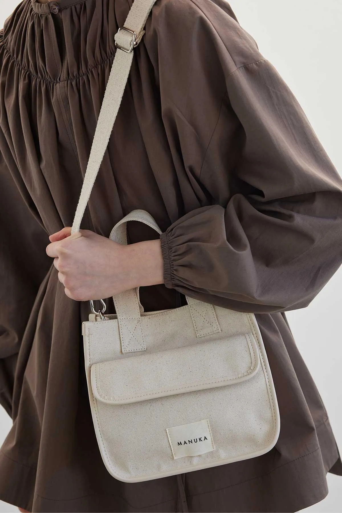 Manuka  MINITASCHE AUS CANVAS MIT TASCHENDETAIL NATUR