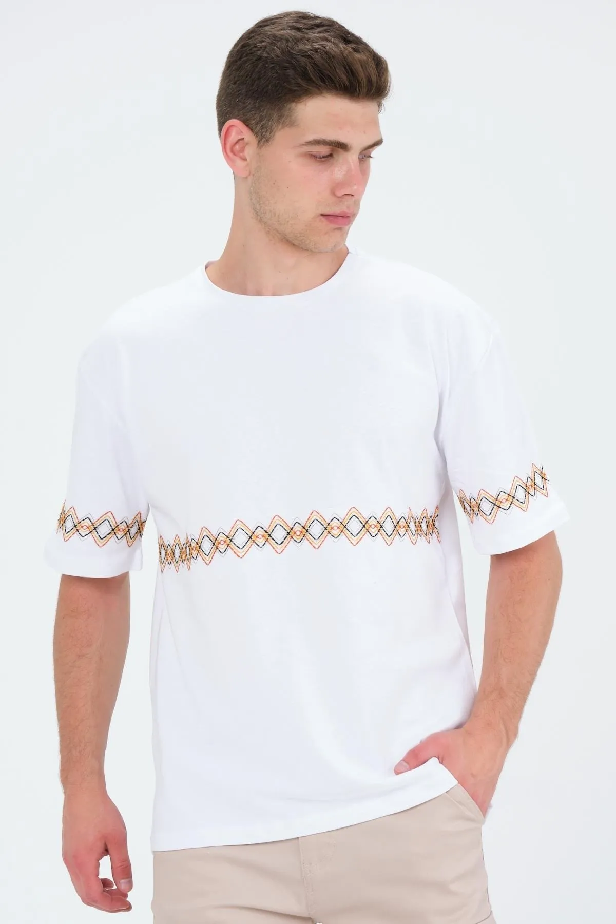 Domoda  Weißes, kurzärmliges, besticktes Basic-T-Shirt aus Baumwolle mit Rundhalsausschnitt in weißer Oversize-Passform