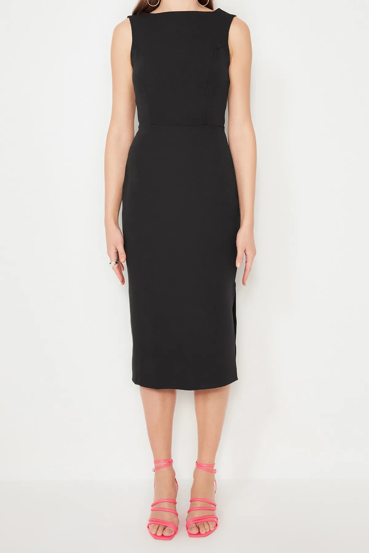 Trendyol Collection  Schwarzes, tailliertes, gewebtes, elegantes Abendkleid TPRSS21EL0023