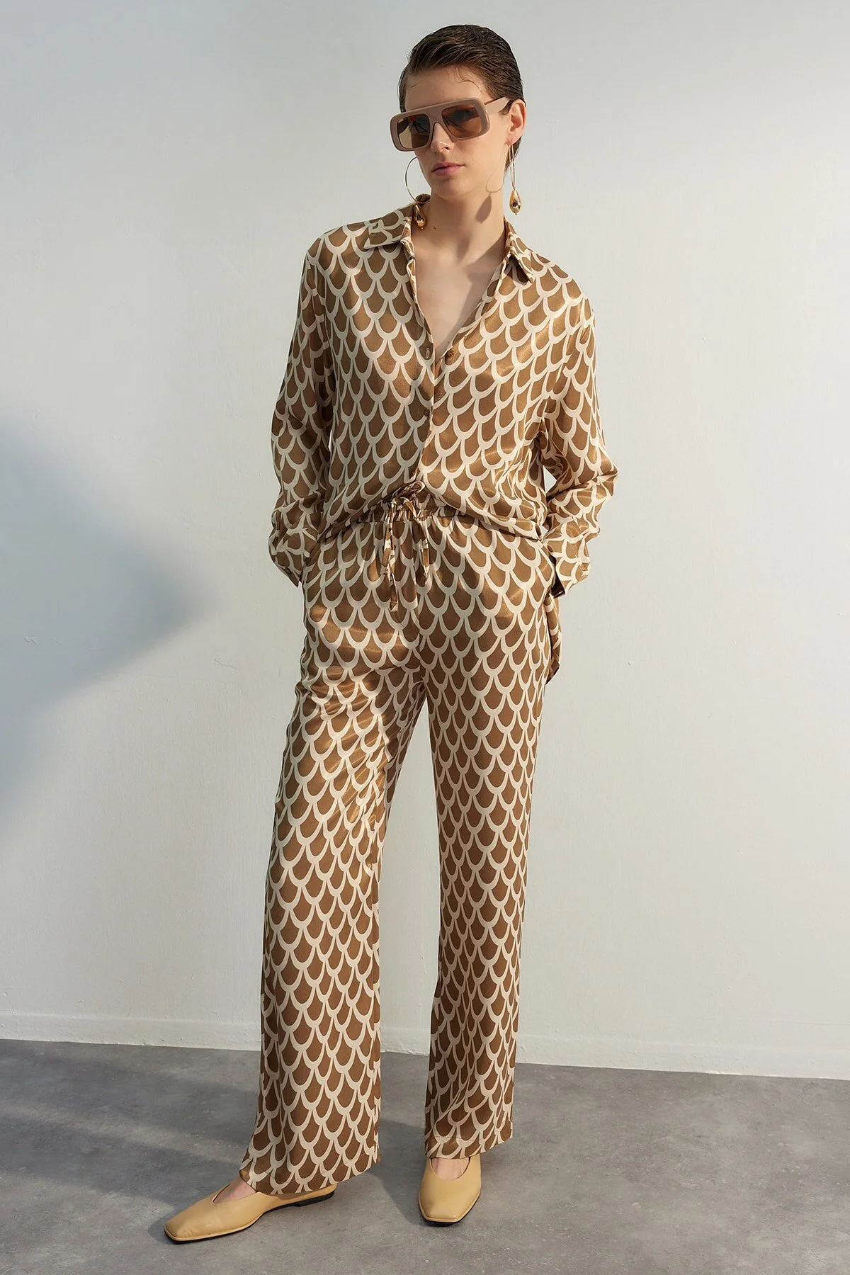 Trendyol Collection  Nerzfarbene, gewebte Hose mit weitem Bein und Satinmuster TWOSS23PL00157