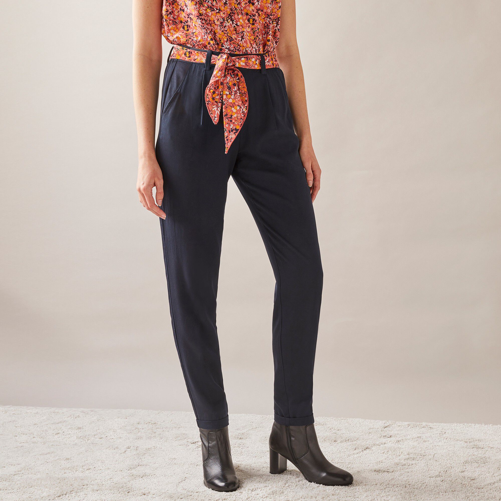 Pantalon fuselé uni ceinturé