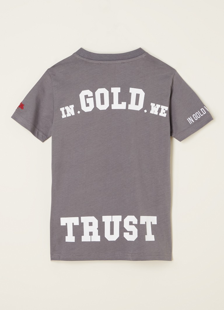 Tricou Pusha din bumbac organic, cu logo-ul „In Gold We Trust” brodat și imprimat cu aur adevărat.