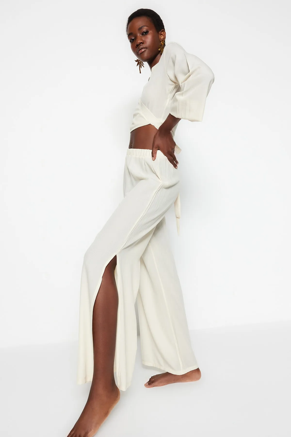 Trendyol Collection  Ecrufarbenes, gewebtes Blusen-Hosen-Set mit Bindeband TBESS23AU00031