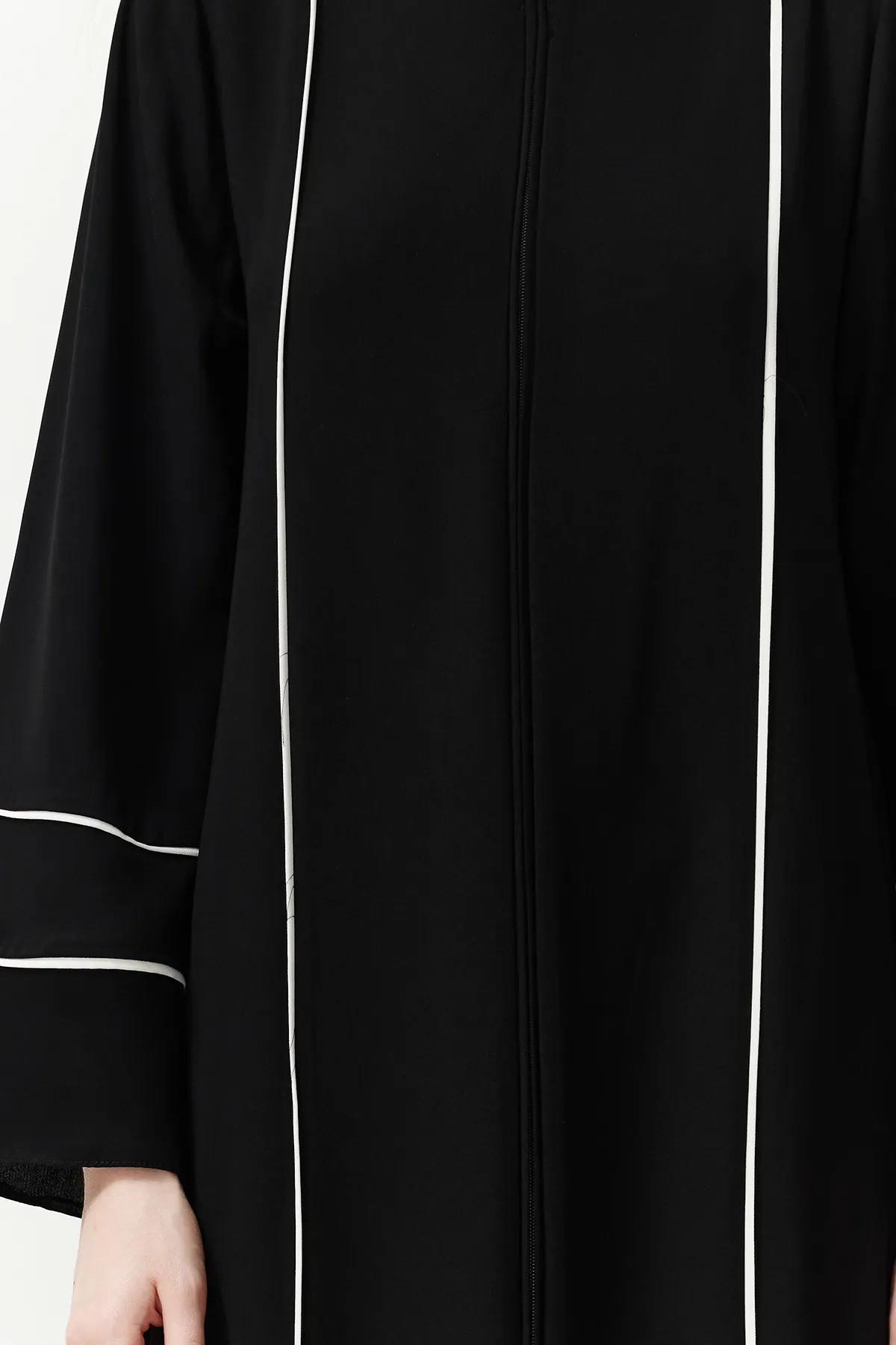 Trendyol Modest  Schwarze gewebte Kappe mit Paspelierung und Ferace TCTSS24KF00024