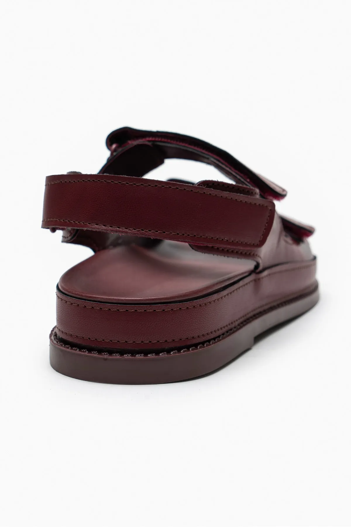 NİŞANTAŞI SHOES  Julia Burgunderrote, matte Damensandale mit flacher Sohle und Klettverschluss