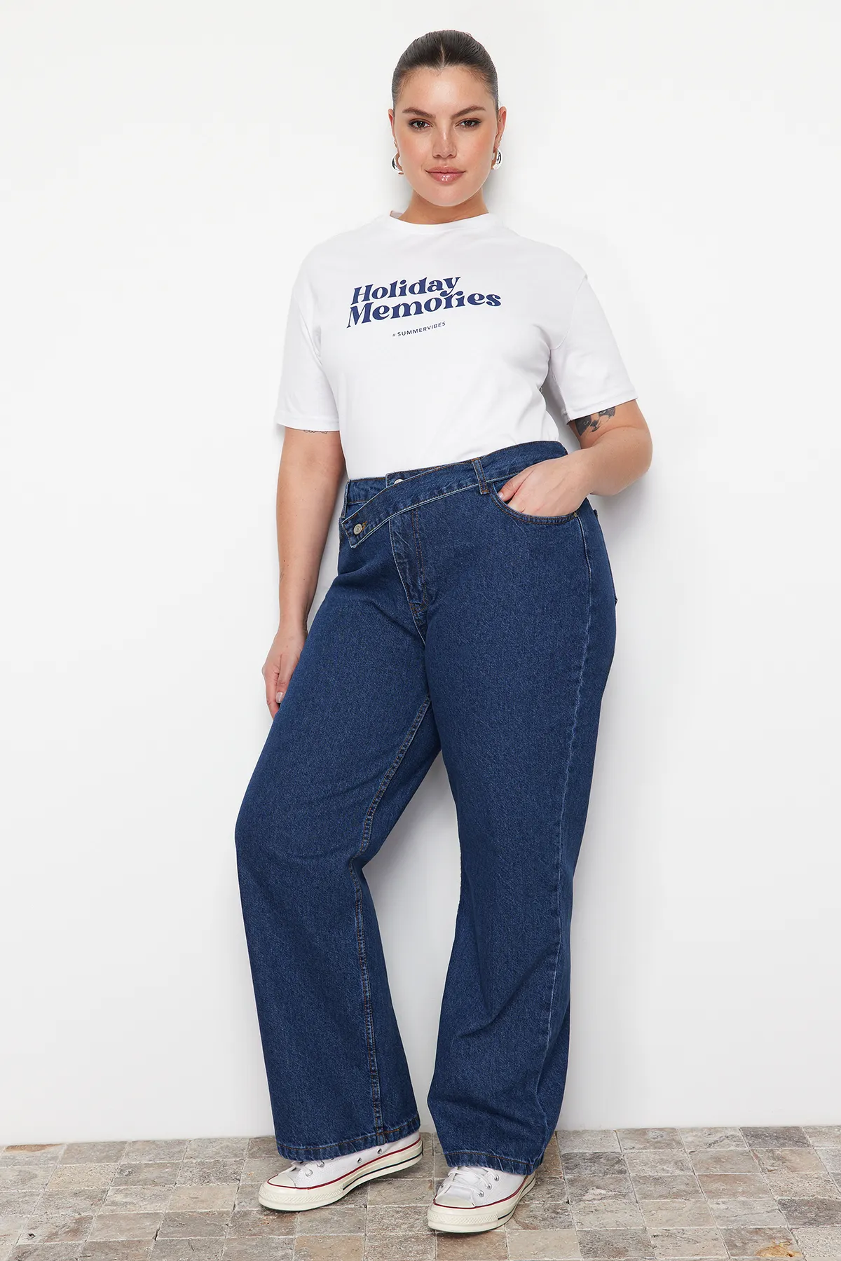 Trendyol Curve  Dunkelblaue Jeans mit geradem Schnitt und detaillierter Taille TBBAW24CJ00003