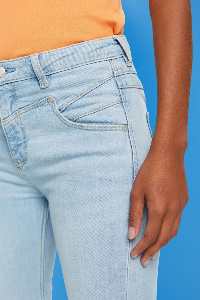 Ausgestellte Baumwolljeans mit mittlerer Bundhöhe