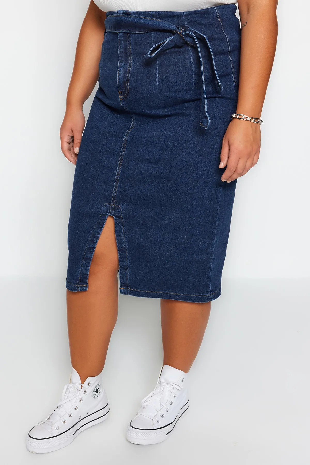 Trendyol Curve  Dunkelblauer, geschlitzter Jeansrock mit hohem Bund und Gürtel TBSSS23AZ00017