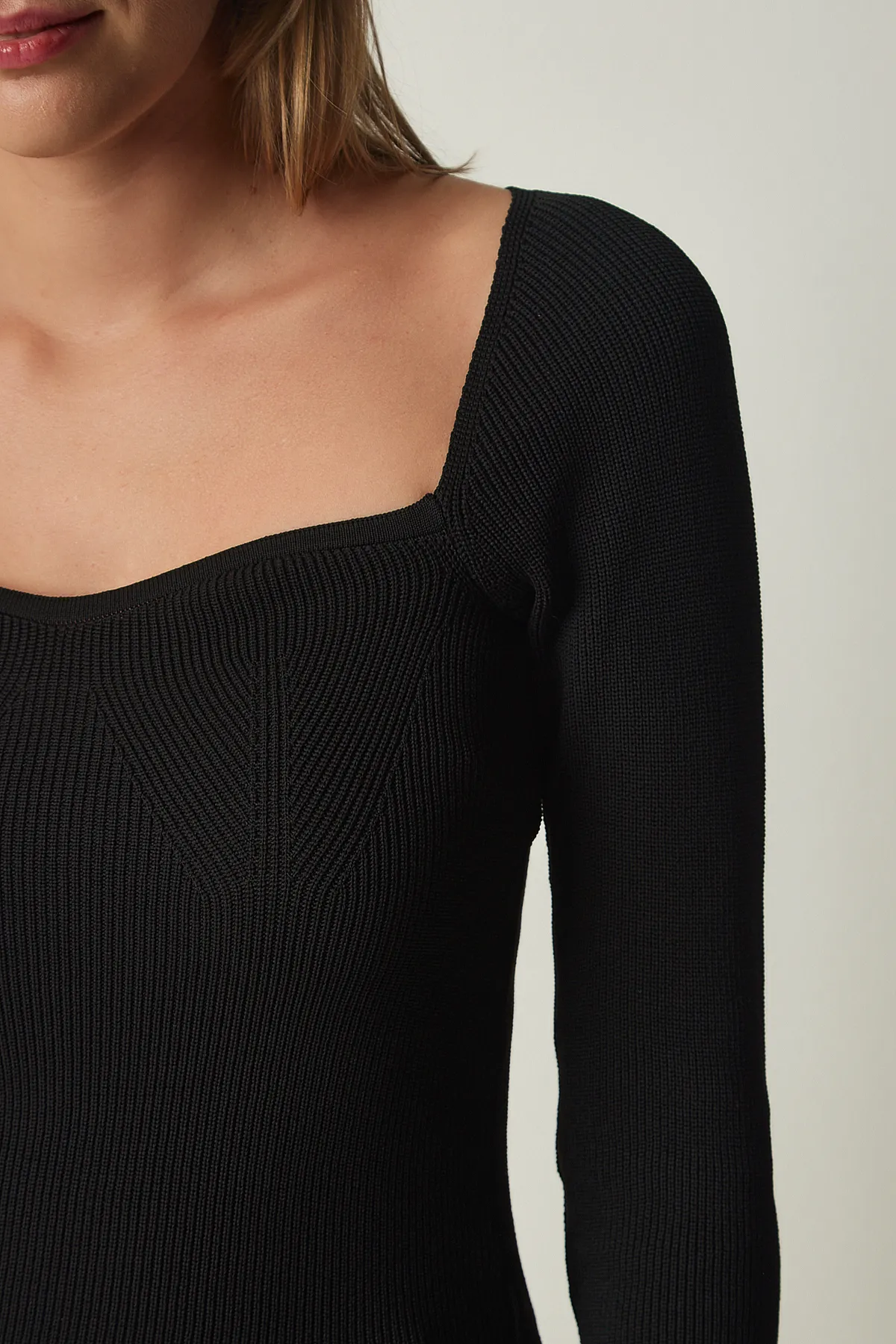 Happiness İstanbul  Schwarzer Rippstrickpullover mit Herzkragen für Damen US00738
