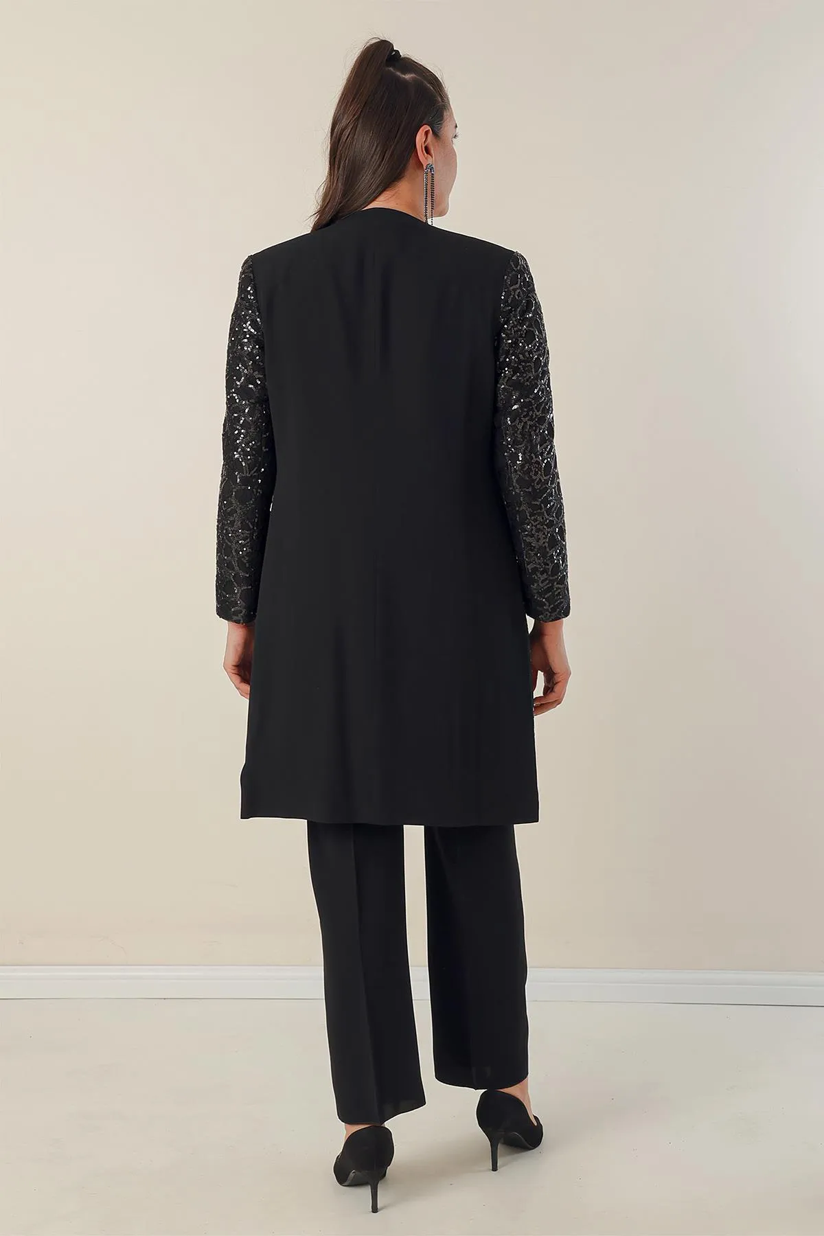 By Saygı  Kreppbluse mit Seitenschlitzen, Ärmeln und paillettengefütterter Jacke und Hose, 3-teiliges Set in Übergröße