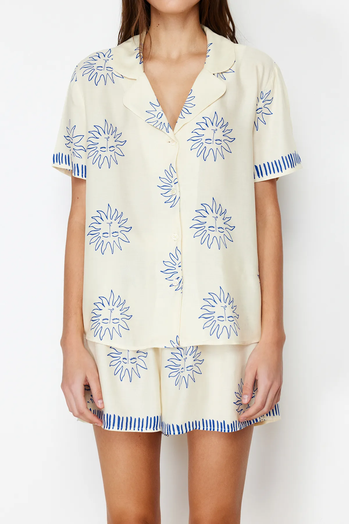 Trendyol Collection  Pyjama-Set aus gewebter Viskose mit Galaxy-Muster in Ecru-Marineblau THMSS24PT00009