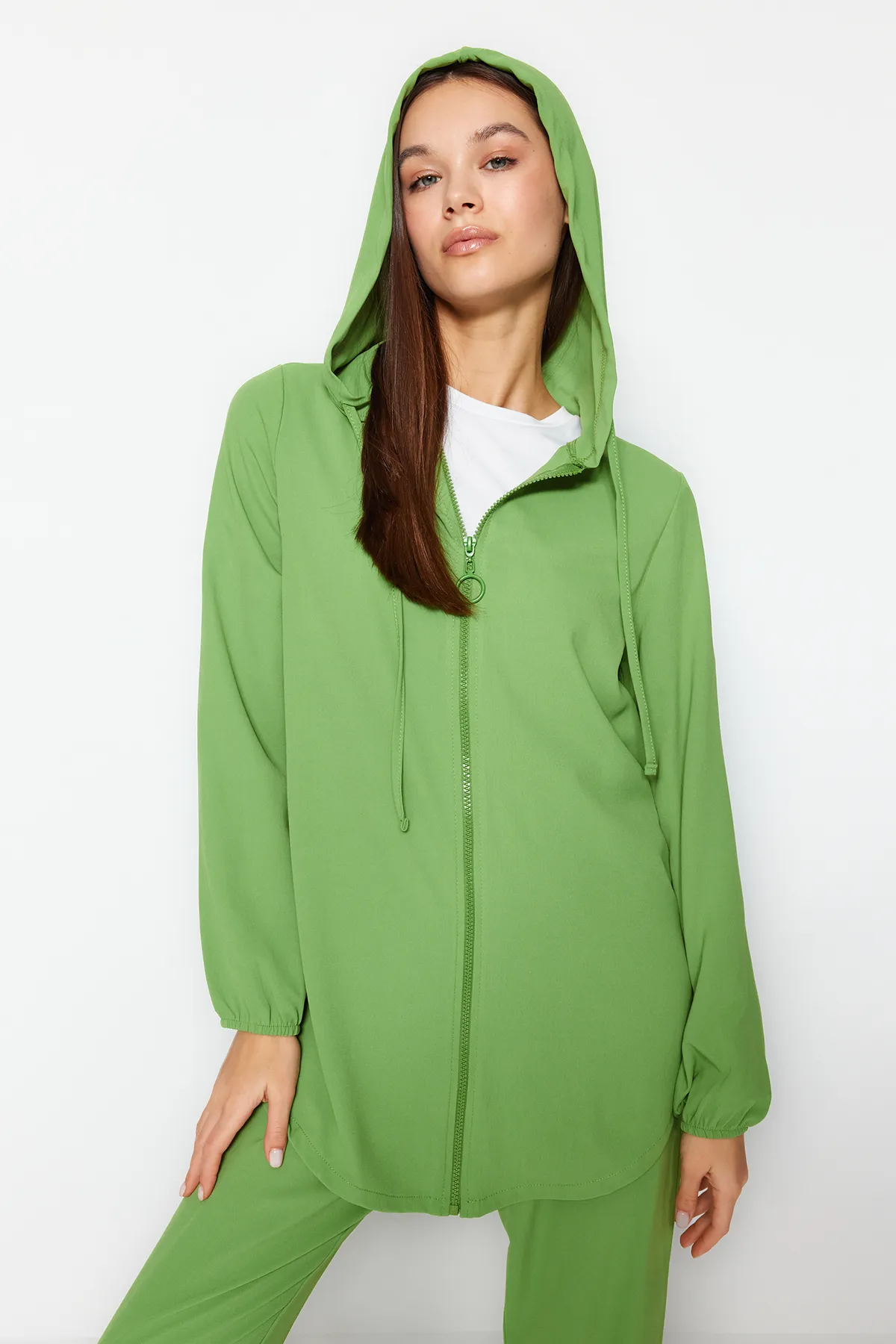 Trendyol Modest  Grünes Set aus Cardigan und Hose mit Kapuze und gewebtem Unterteil und Oberteil TCTSS22US0026